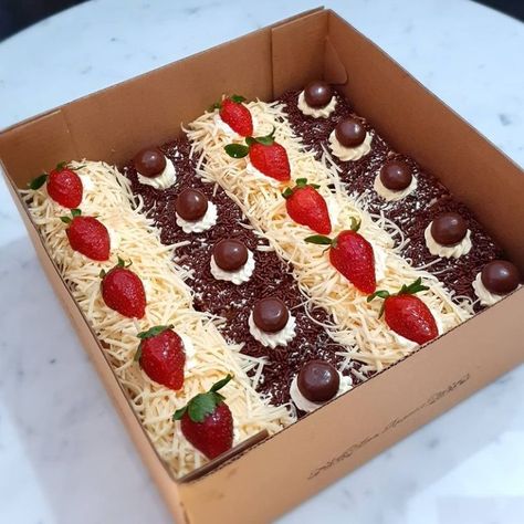 Brownies Potong, Brownies Hias, Brownies Lumer, Brownies Panggang, Cake Decorating Frosting, Cute Food Art, Swiss Roll, Bakery Business, Fudgy Brownies