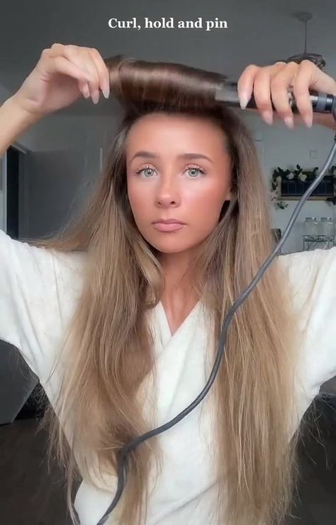 Woman reveals how she curls her hair in 5 minutes using clever three-section hack How To Curl Hair Extensions, Section Hair For Curling, How To Style Long Straight Hair, How To Section Hair, How To Style Hair With Straightener, 5 Minute Curls, Curling Your Hair, Curls With Straightener, Curling Straight Hair