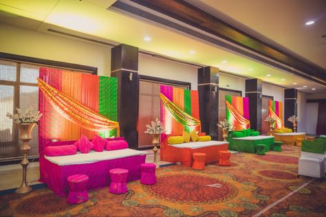 Mehandi Decor, Casual Wedding Decor, Mehendi Decor Ideas, Simple Stage Decorations, Haldi Decor, Sitting Arrangement, Mehendi Decor, Gate Decoration, Garland Wedding Decor