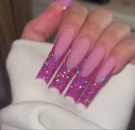 Pink Nails Outfit, Birthday Nails Baddie, Diamond Pink Nails, Outfit Color Combos, Fierce Nails, Bright Acrylic Nails, Pink Bling Nails, Pink Holographic Nails, Acrylic Nail Designs Classy