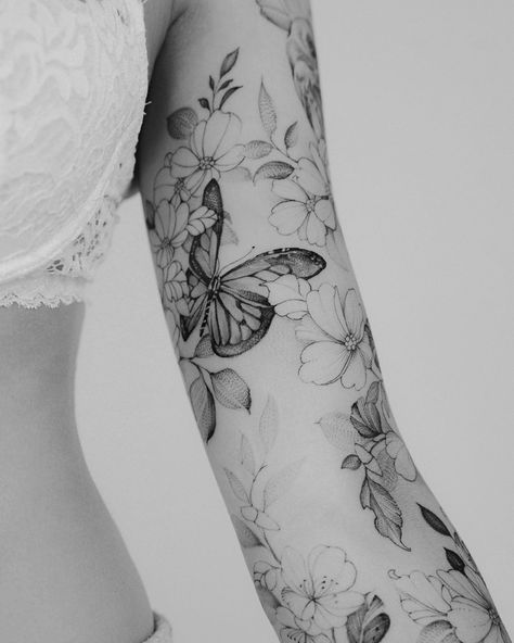 Amazing Butterfly Tattoo Designs 2020 Floral And Butterfly Sleeve Tattoo, Tattoo Bein Frau, Butterfly Sleeve Tattoo, Natur Tattoo Arm, Butterfly With Flowers Tattoo, Butterfly Tattoos On Arm, Feminine Skull Tattoos, Girl Arm Tattoos, Bicep Tattoo