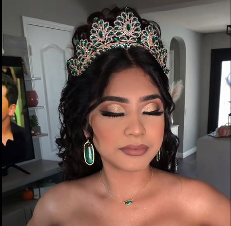 Emerald Green Quince Make Up, Quince Makeup Looks Emerald Green, Quince Makeup Looks Green, Quince Makeup Royal Blue And Gold, Emerald Green Quince Makeup, Emerald Makeup Look Quince, Emerald Green Makeup Looks Quince, Black Quince Makeup, Royal Blue Eyeshadow Looks For Quince