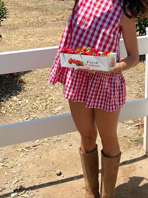 farmers market outfit & photo inspo!! these are the best strawberries i’ve ever had💌 #farmersmarketoutfit #farmersmarketootd #fashiontok #summerinspo #cutesummerootd #summerootd #cutesummerfits #photoinspo #picinspo Chic Farmer Outfit, Cute County Fair Outfits, Berry Picking Outfit Summer, Farmer’s Market Outfit, Summer Farmers Market Outfit, Peach Picking Outfit, Farm Outfit Women Summer, Farmers Market Outfit Aesthetic, Country Outfit Aesthetic