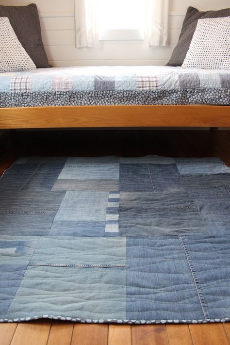 Denim Rug Diy Old Jeans, Quilted Rug, Jean Quilt Ideas, Repurpose Jeans, Repurpose Old Jeans, Blue Jean Rug, Denim Rag Rugs, Make A Rug, Repurposed Jeans