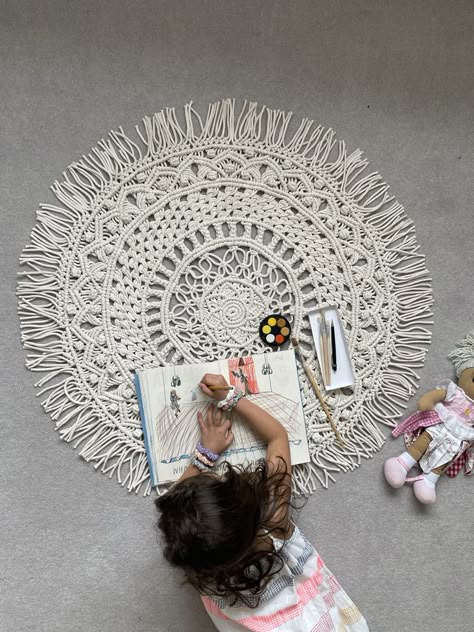 Time to learn how to make a large round rug in macrame. If like me you love challenging yoruself with new advanced macrame projects, I have the perfect online course for you. The Macrame Bootcamp- 4 week online course. Learn 4 advanced macrame projects and uplevel you skills. Start making breath taking macrame that your followers will love, like and buy. Click below to join today. Advanced Macrame, Macrame Round, Macrame Rug, Macrame Chairs, Macrame Mandala, Makramee Diy, Rug Tutorial, Sewing Cushions, Macrame Wall Hanging Diy