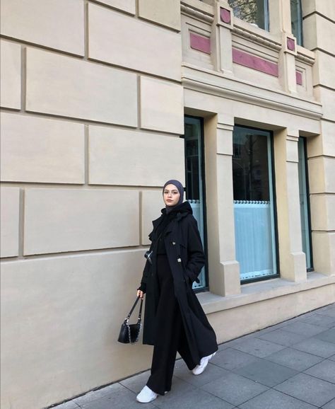 Hijabi Black Trench Coat Outfit, Black Trench Coat Outfit Hijab, Black Trench Coat Outfit Casual, Black Outfit Hijab, Outfits Japan, Outfit Trench, Black Coat Outfit, Winter Vacation Outfits, Winter Hijab