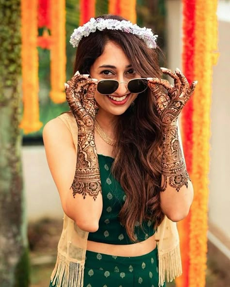 Bridal Mehndi Indian Bride Photography, Photography Poses Indian, Mehndi Function Dresses, Mehendi Photography Bridal, Mehendi Photoshoot, Haldi Poses For Bride, Bridal Mehendi Designs Wedding, Mehendi Photography, Pose Pengantin