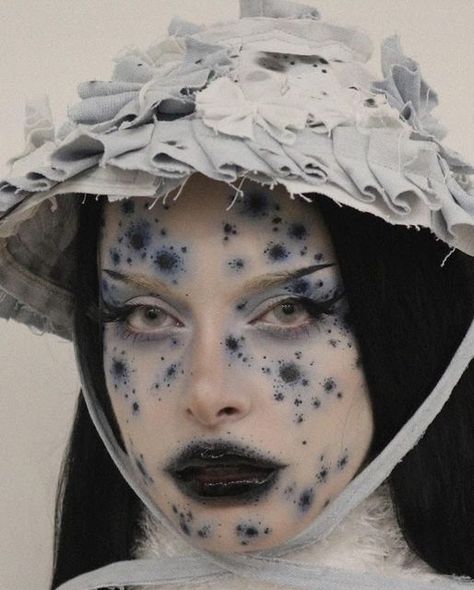 Decaying Makeup, Mold Makeup Look, Goth Aesthetic Art, Poison Makeup, Avantgarde Makeup, White Face Makeup, Unconventional Makeup, Funky Makeup, Drag Make-up