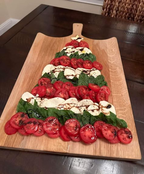 Appetizer Table Display, Food Display Table, Cooking Decorating, Christmas Platter, Christmas Eve Dinner, Xmas Dinner, Tomato Mozzarella, Italian Christmas, Charcuterie Recipes