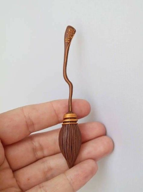 Harry Potter Broom, Nimbus 2000, Harry Potter Christmas Decorations, Magic Broom, Harry Potter Miniatures, Harry Potter Birthday Cake, Harry Potter Christmas Tree, Potters Clay, Anniversaire Harry Potter