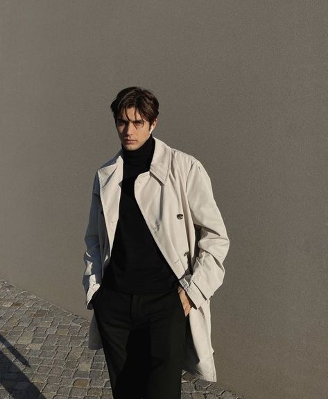 Pose With Coat, Mens Fashion Trench Coat, Men Outfits Turtle Neck, Trench Coat Outfit For Men, Turtle Neck Men Aesthetic, Trench Coat And Turtle Neck Outfit, Turtle Neck And Trench Coat, Man Classy Outfit, Men In Trench Coats