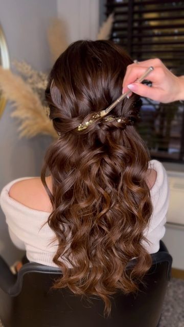 Half Bun Hairstyle, Half Bun Hairstyles, Half Bun, Halo 3, Simple Elegant Wedding, Tutorial Ideas, Elegant Wedding Hair, Trendy Hairstyle, Bun Hairstyle