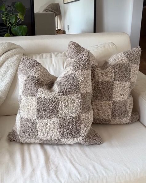 Beige Couch Brown Pillows, Checkered Pillows Bedroom, White Couch Accent Pillows, Checkered Throw Pillow, Checkered Pillows Living Rooms, Neutral Couch Pillows, Couch Cushions Styling, Throw Pillows Bedroom Aesthetic, Throw Pillows For Beige Couch