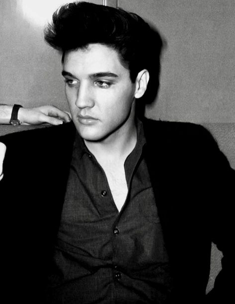 Intrigue (Elvis Presley Story) - Chapter 9 - Wattpad Elvis Presley Old, Elvis Presley Images, Young Elvis, Elvis Presley Pictures, Elvis And Priscilla, Elvis Movies, Elvis Presley Photos, Rock Legends, Graceland