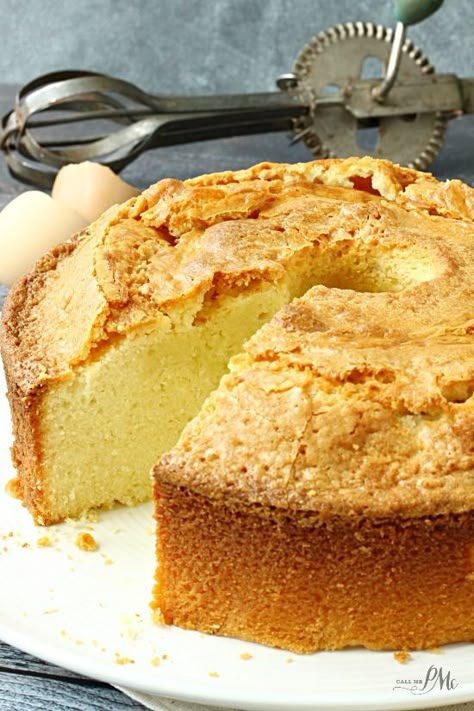 Sour Cream Pound Cake Recipe is a simple classic and always a crowd-pleaser! It’s creamy and smooth on the inside with a crispy crust on the outside and top. I love that! Whipping Cream Pound Cake, Sour Cream Pound Cake, Cream Cheese Pound Cake, Pound Cake Recipe, Bundt Cakes Recipes, Whipping Cream, Pound Cake Recipes, Savoury Cake, Food Cakes