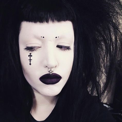 Drac Makens Tradgoth Eye Makeup, Drac Makens, Traditional Goth Makeup Tutorial, Trad Goth Makeup Hooded Eyes, Everyday Trad Goth Makeup, Goth Culture, Face Decor, Trad Goth Makeup Poc, Goth Club