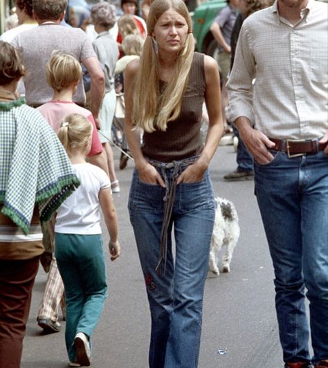 Photographs From The 70s, 70s High School Fashion, 70s Street Style Vintage Photos, Everyday 70s Fashion, 70s Summer Clothes, 70s European Fashion, 70s Summer Fashion Vintage, 70s Sleaze, 70s Street Fashion