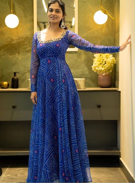 Triangle Lace On Kurti, Maxy Frock Designs Simple, Silk Saree Frock Design, Saree Anarkali Dress Pattern, One Piece From Saree Ideas, Silk Saree Gown Designs, Plain Frocks For Women, Saree Gown Stitching Ideas, Saree To Anarkali Dress Pattern