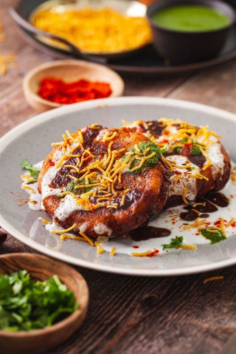 Aloo tikki chaat served on a grey plate with yogurt, green chutney, tamarind chutney and sev. Peaches Salad, Grilled Fruit Dessert, Grill Pineapple, Aloo Tikki Chaat, Easy Corn Recipes, Grilled Fruit Recipes, Grilled Pineapple Recipe, Aloo Tikki Recipe, Sambhar Recipe