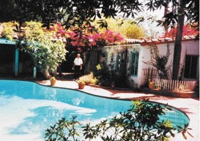 Marilyn Monroe's home/ pool area as it appeared in 1962. Marilyn Monroe House, Spanish Casa, American Mansions, Modern Pools, Spanish Revival, Marilyn Monroe Photos, Friendly Ghost, Hollywood Icons, Haunted Houses