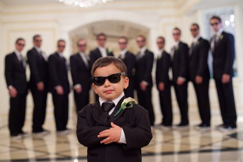 18 Fun Wedding Photo Ideas to Steal Fun Bridal Party Photos, Wedding Ring Photography, Funny Wedding Pictures, Groomsmen Photos, Funny Wedding Photos, Unique Wedding Photos, Bridal Party Photos, Wedding Photos Poses, Wedding Party Photos