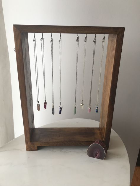 Cuarzos @shopdenisehernandezp Diy Wooden Jewelry Display, Diy Jewelry Stand, Jewelry Display Booth, Jewlery Holder, Craft Market Display, Wood Jewelry Display, Craft Fairs Booth, Diy Display, Diy Jewelry Display