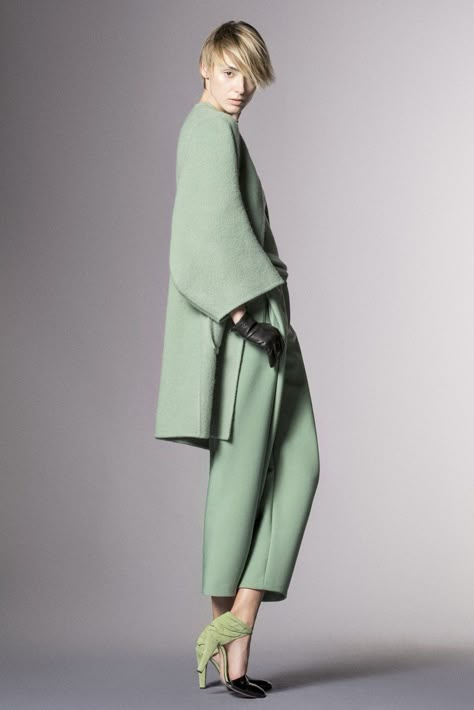 Giorgio Armani Pre-Fall 2014 collection, runway looks, beauty, models, and reviews. Spring Outfit Women, Mode Editorials, Fall 2014 Fashion, Green Pants, 2014 Fashion, Mode Inspiration, Pre Fall, Minimal Fashion, Look Fashion