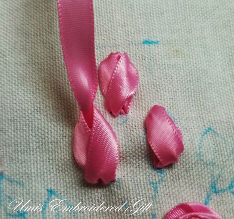 Ribbon Embroidery For All Occasion: Tutorial: Rosebud tutorial -Twisted Chain Stitch Method Simpul Dasi, Silk Ribbon Embroidery Tutorial, Sulaman Pita, Silk Ribbon Embroidery Patterns, Ribbon Embroidery Kit, Ribbon Flower Tutorial, Ribbon Embroidery Tutorial, Crazy Quilting, Pola Sulam