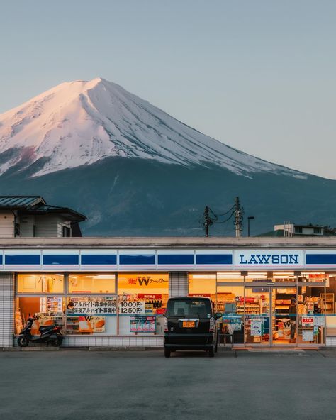 The second most famous Lawson after the  Kawaguchiko station one. Shot on Canon R5 at approximately 5am. Osaka Japan Aesthetic, Lawson Japan, Canon R5, Miami Nights, Fuji Japan, Fuji Mountain, Japan Travel Guide, Early In The Morning, Japan Aesthetic