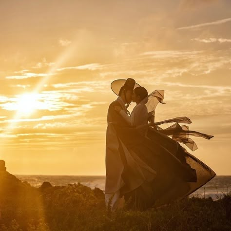 Cute Couple Photoshoot, Historical Korean Drama, Korean Photography, Ancient Korea, Namgoong Min, Wedding Photoshoot Props, Studio Portrait Photography, Korean Hanbok, My Demon