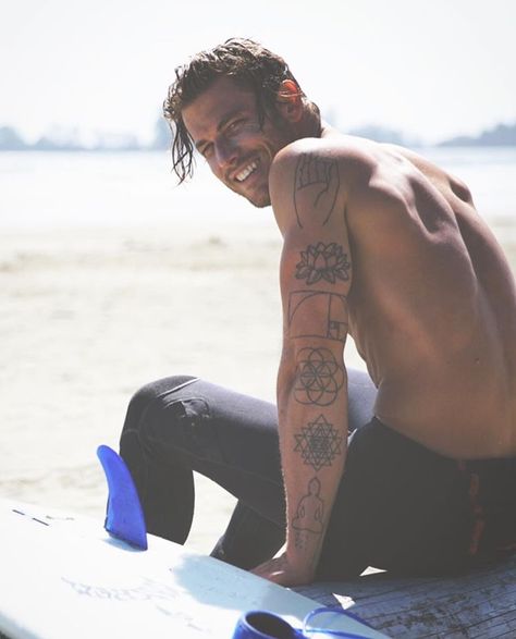 Surfer Tattoo, Mens Body Tattoos, Surfer Guys, Surf Tattoo, Tatuagem Masculina Pequena, Surfer Boys, Buddha Tattoos, Surfer Dude, Arm Band Tattoo