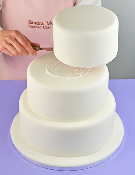 Dream of making your own wedding cake? Or would you like to brush up on your cake decorating skills? Here's a simple and stylish summery wedding cake design by Sandra Monger, plus her step-by-step tips on making a successful wedding cake. Enjoy! Diy Wedding Cake, Wedding Cake Recipe, Tiered Cake, Cake Business, Cake Icing, Cake Decorating Tutorials, Cake Tutorial, Wedding Cake Designs, Cake Decorating Tips