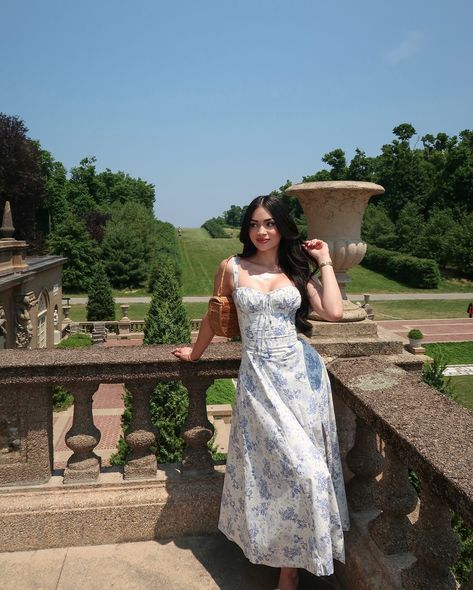 meet me in the garden 🦋🌿⛲️🕊️ Garden Visit Outfit, Garden Outfit Aesthetic, Feminine Poses, Bali Outfits, Garden Outfit, Feminine Photography, Insta Photography, Mahabaleshwar, Cute Modest Outfits