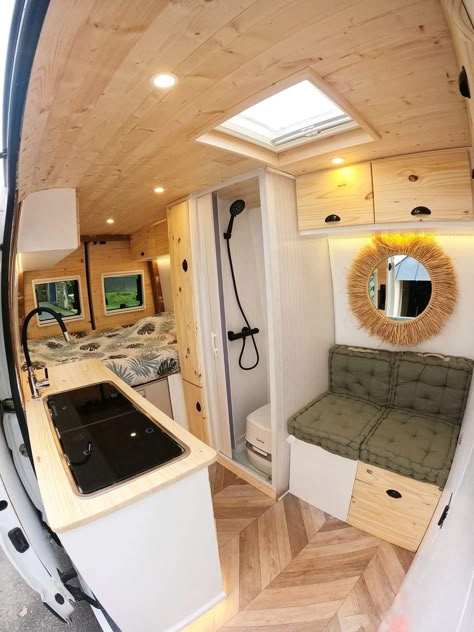 Room Ideas For Men Bedroom, Home Inspo Modern, Converted Vans, Camper Interior Design, Tiny House Camper, Kombi Home, Van Conversion Interior, Diy Camper Remodel, Caravan Interior