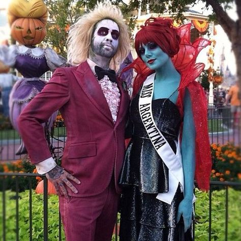 Miss Argentina Costume, Beetlejuice Miss Argentina, Miss Argentina Beetlejuice, Halloween Couple Costume, Miss Argentina, Makeup Clown, Meme Costume, Beetlejuice Costume, Halloweenský Makeup