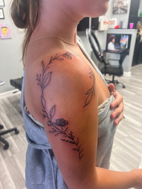 Femine Tattoo Upper Arm, Upper Back To Shoulder Tattoo, Vine Tattoos On Shoulder, Uncommon Flower Tattoos, Around The Shoulder Tattoos For Women, Wrap Forearm Tattoo Women, Flower Wrap Around Tattoo Design, Floral Wrap Around Tattoo Upper Arm, Wrap Around Shoulder Tattoos For Women