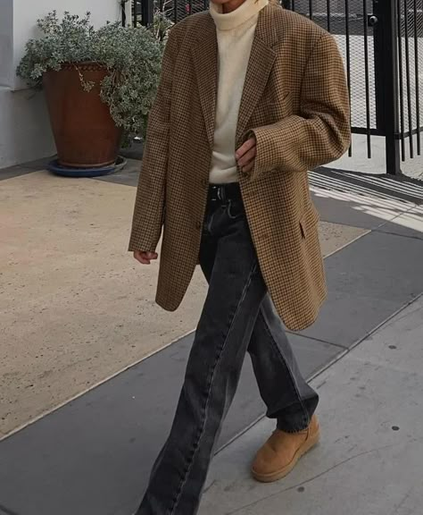 The Bestselling Ugg Boots and How to Wear Them For 2024 | Who What Wear UK Ugg Looks, Casual Work Outfit Winter, Ugg Season, Ugg Boots Outfit, Outfit Botas, Smart Casual Work Outfit, Comfy Leggings, Uggs Outfit, Tracksuit Pants