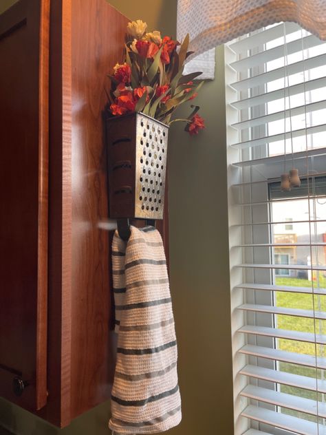 What a great way to repurpose an old cheese grater! Old Cheese Grater Decor, Repurpose Napkin Holder, Vintage Kitchen Utensils Repurposed, Vintage Grater Repurposed, Cheese Grater Towel Holder, Vintage Cheese Grater Ideas, Cheese Grater Crafts, Cheese Shredder, Memory Boards