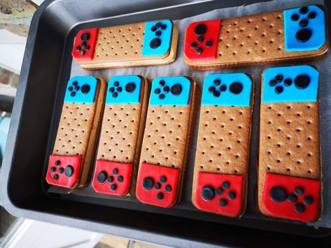 Game Theme Snacks, Video Game Birthday Party Food Ideas, Video Game Snack Ideas, Gamer Cake Pops, Video Game Themed Food, Video Game Desserts, Video Game Snacks, Nintendo Snacks, Nintendo Party Ideas