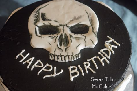 Skull Pasta, Skull Cakes Ideas, Skull Cake Ideas, Chocolate Skull Cake, Skull And Crossbones Cake, Halloween Skull Cake Ideas, Skull Birthday Cake, Halloween Cake Design, Black Buttercream