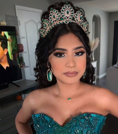 Quince Makeup Green Dress, Green Makeup For Quince, Quinceanera Makeup Green And Silver, Green Quinceanera Makeup, Emerald Green Eye Makeup Quince, Sage Green Makeup Look Quince, Green Quince Makeup, Royal Blue Eyeshadow Looks For Quince, Xv Makeup Ideas