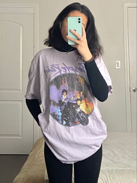 Oversized Tees For Women, Graphic Tee Shirts Aesthetic, Styling Tshirts Outfits Graphic Tees, Graphic Tee Style Outfit, How To Style Graphic Tees Outfits, Tshirt Winter Outfit, Graphic Tee Outfit Aesthetic, Styling Graphic Tees Outfits, How To Style Graphic Tees