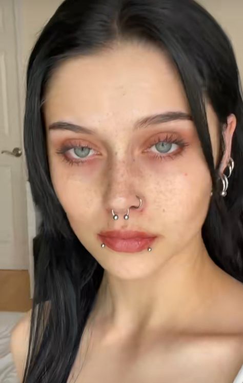 natural freckle grunge makeup Clean Goth Makeup, Natural Goth Makeup, Clean Goth, Classy Goth, Body Modification Piercings, Girl Grunge, Alt Makeup, Goth Style, Body Modification