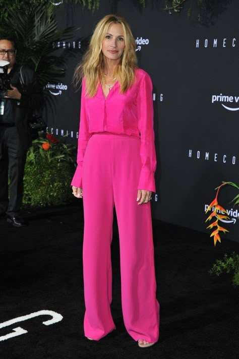 Stile Pin Up, Hot Pink Outfit, Hot Pink Fashion, Look Rose, Red Carpet Outfits, Pink Trousers, Julia Roberts, Pink Pants, Pink Outfits