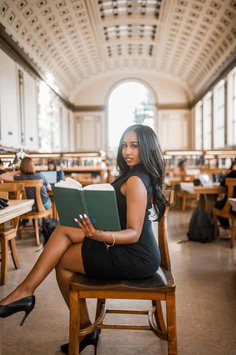 Lawyer Graduation Pictures, Black Women Graduation Pictures, Photoshoot Senior Pics, Creative Graduation Photoshoot, Graduation Ceremony Outfit, Library Photoshoot, Library Photo Shoot, Lawyer Graduation, College Grad Pictures