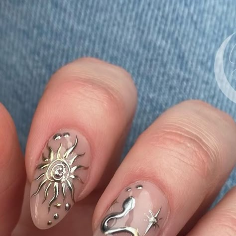 Short Moon Nails, Moon And Sun Nail Designs, Mixed Metal Nails, Sun And Moon Nails, Sun Nail Art, Aesthetic Minimalist Black, Nail Art Minimalist, Jewels Nails, Sun Nails