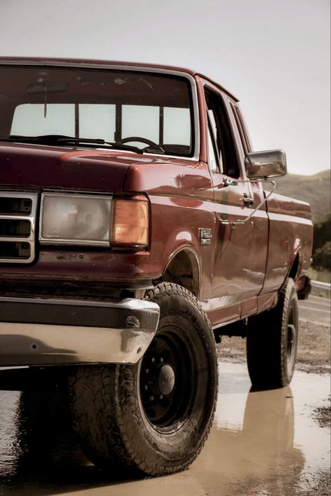 old ford truck red Old Trucks Wallpaper, Old Ford Truck Aesthetic, Pickup Truck Photography, Old Country Trucks, Old Truck Wallpaper, Old Truck Aesthetic, Ford Aesthetic, Truck Aesthetic, Old Truck Photography