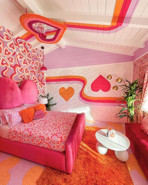 A very retro valentines 💗 Forever one of my fav designs @trixiemotel ✨ | Instagram Dani Dazey Interiors, Funky Room Ideas Bedrooms, Trixie Motel Rooms, Fashion Bedroom Ideas, Groovy Bedroom Aesthetic, Eccentric Bedroom, Barbie Hotel, Pink And Orange Aesthetic, Retro Style Bedroom