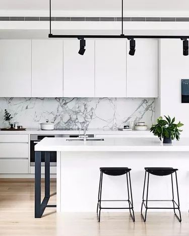 White Kitchen Marble Backsplash, Marble Backsplash Kitchen, White Marble Kitchen, White Kitchen Design, White Modern Kitchen, Kitchen Room Design, Kitchen Inspiration Design, Kitchen Marble, Minimalist Kitchen