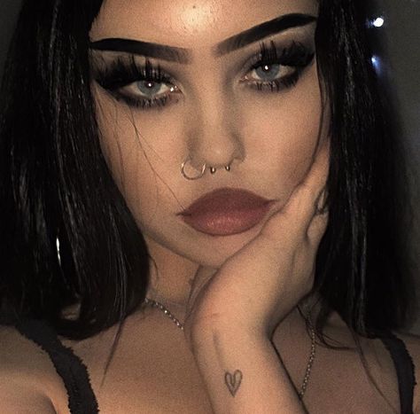 @maddyeideee Makeup Goth Grunge, Feminine Grunge Makeup, Goth Makeup Tan Skin, Pretty Emo Makeup, Alt Simple Makeup, Emo Glam Makeup, Hot Goth Makeup Looks, Alt Glam Makeup, Emo Looks Makeup